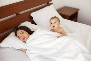 معایب خوابیدن کودک در تخت پدر و مادر