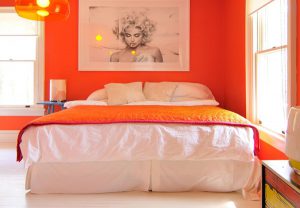 استفاده از رنگ جیغ برای دیوار اتاق خواب